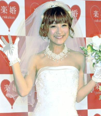 婚約を発表した鈴木奈々