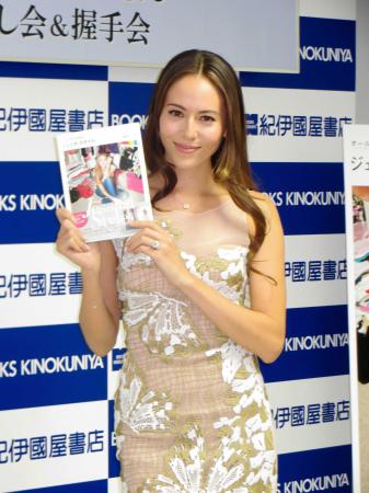 　初のスタイル本の発売記念イベントを開催した道端ジェシカ。指輪がキラリ＝東京・新宿