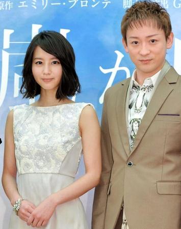 　結婚を発表した山本耕史（右）と堀北真希