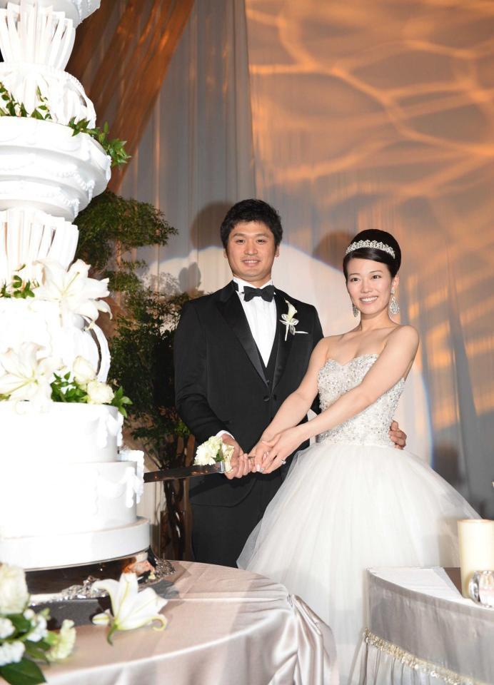 　結婚披露宴でケーキにナイフを入れる中田と新婦・角野友紀さん