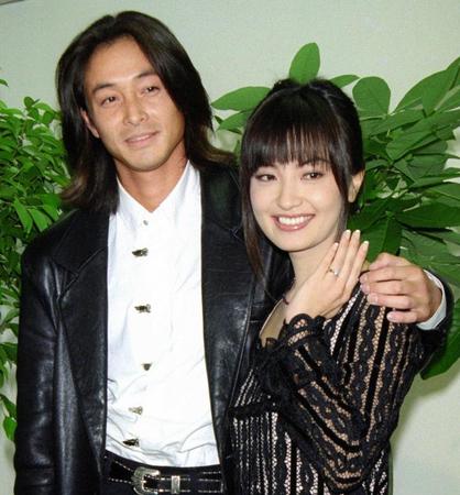 　結婚報告会見後、平子理沙（右）の肩を抱き寄せる吉田栄作＝１９９７年１月８日