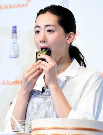 手巻き寿司をほおばる綾瀬はるか＝東京・ベルサール御成門駅前（撮影・開出牧）