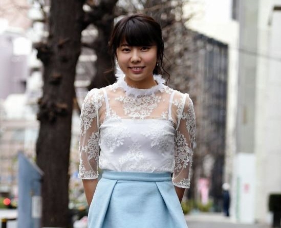 一足早く春の装いで街路を歩くＡＫＢ４８・中村麻里子＝都内（撮影・開出牧）