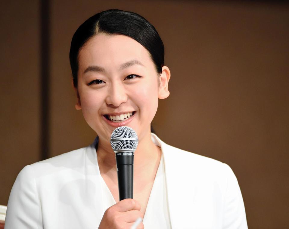 笑顔で質問に答える浅田真央＝東京プリンスホテル（撮影・開出牧）