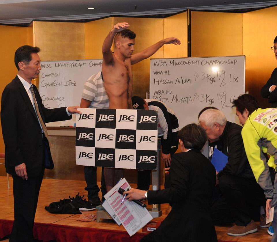 体重オーバーで１回目の計量に失敗したファン・エルナンデス＝東京・ホテルグランドパレス（撮影・開出牧）