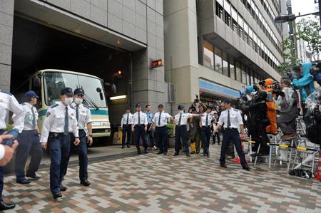 送検される田中聖容疑者が乗っていると思われる警察車両（左）＝東京・渋谷警察署（撮影・開出牧）