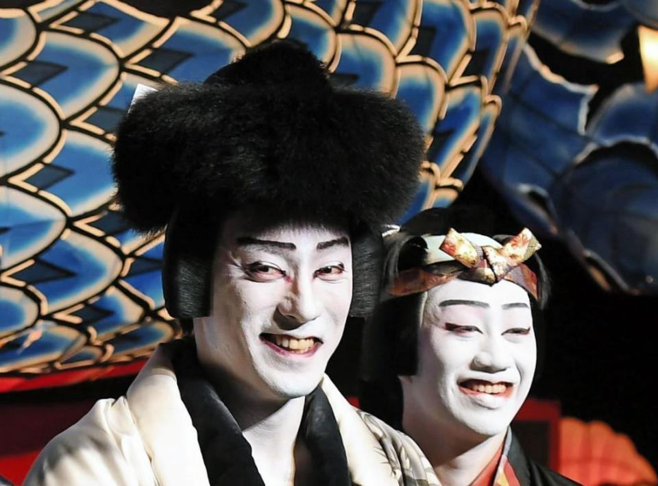 公開舞台稽古を終え笑顔の（左から）市川海老蔵、中村壱太郎＝シアターコクーン