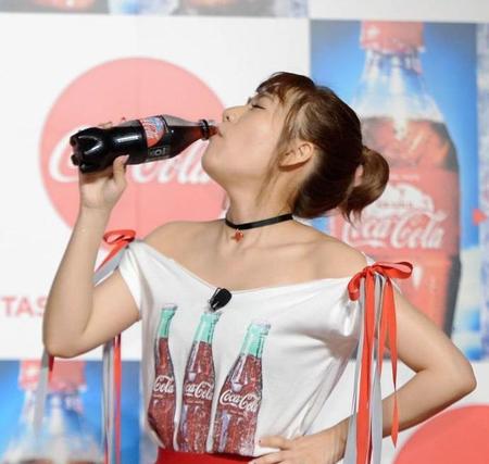 イベントで冷えた「コカ・コーラ」を飲む高橋みなみ＝東京・ベルサール六本木（撮影・開出牧）