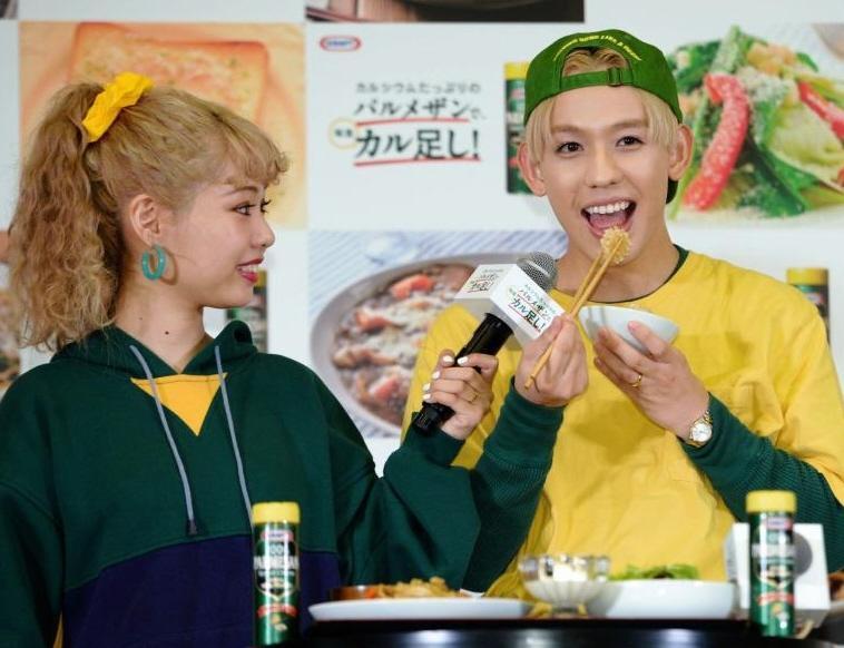 炊き込みご飯にチーズをふりかけ実食するりゅうちぇる（右）。左はぺこ＝都内