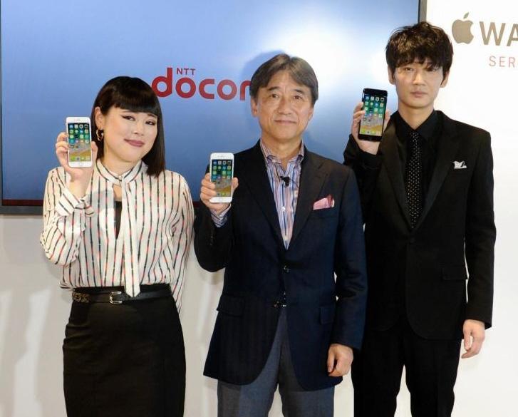 端末（ｉＰｈｏｎｅ８）を手にＰＲする（左から）ブルゾンちえみ、吉澤和弘社長、綾野剛＝東京・ドコモショップ丸の内店（撮影・開出牧）