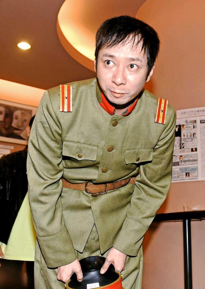 　囲み取材を終え報道陣に帽子を取って深々と頭を下げるいしだ壱成＝東京・シアターＸ（撮影・開出牧）