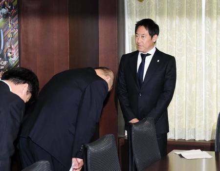 鈴木大地スポーツ庁長官（右）に深々と頭を下げる八角理事長＝スポーツ庁（撮影・開出牧）
