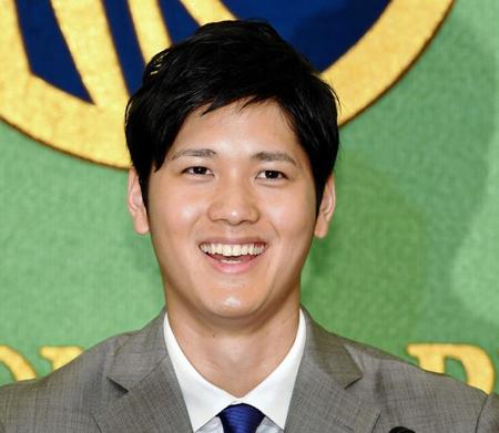 メジャーリーグ挑戦を笑顔で発表した日本ハム・大谷
