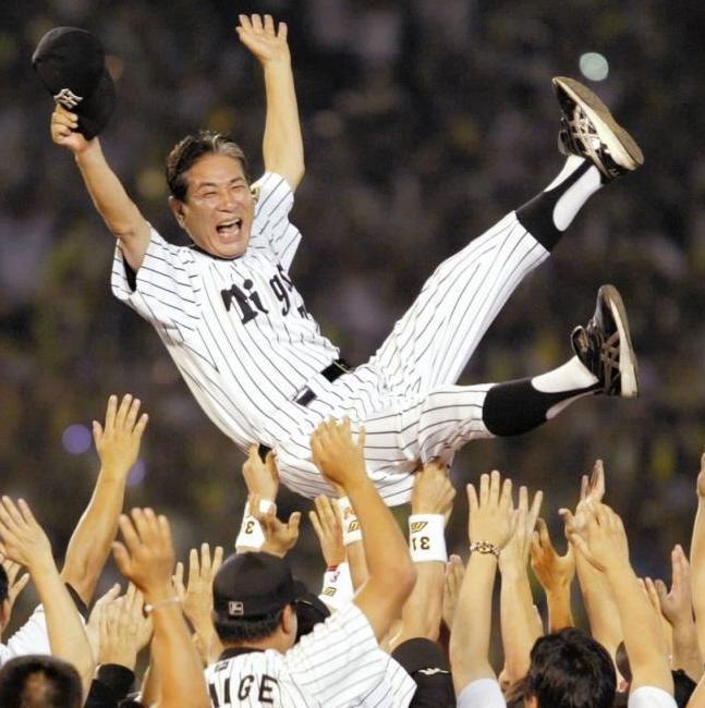 １８年ぶりのリーグ優勝を決め、歓喜のナインに胴上げされる阪神・星野監督＝甲子園球場