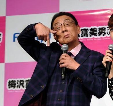 イベントでＴＴポーズを決める梅沢富美男（左）と藤田ニコル＝東京・恵比寿ガーデンルーム（撮影・開出牧）