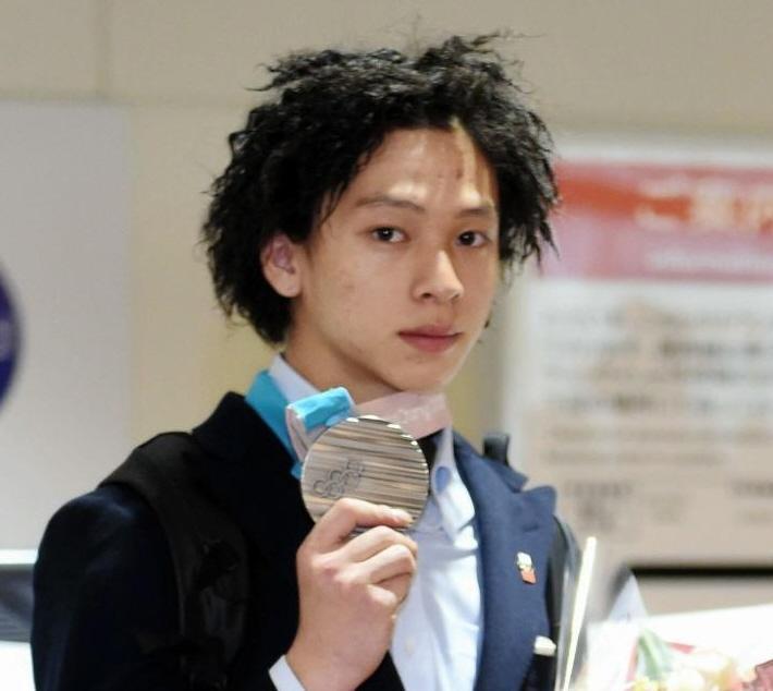 メダルを手に帰国したスノーボードＨＰの平野歩夢＝羽田空港（撮影・開出牧）