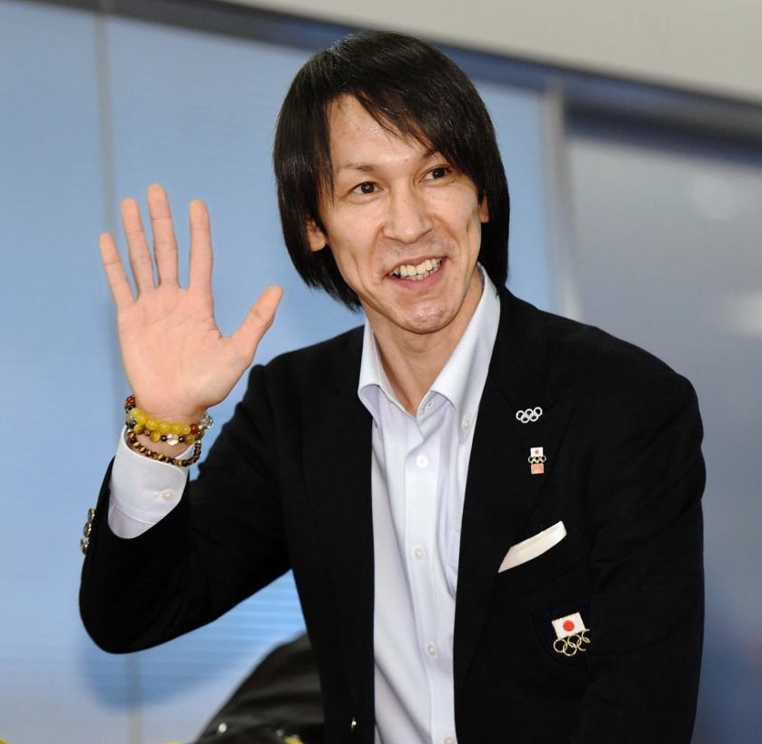 　到着ロビーに現れ笑顔で手を振る男子ジャンプの葛西紀明＝羽田空港