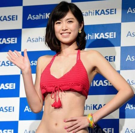 水着姿でポーズを決める「２０１８年旭化成グループキャンペーンモデル」の北向珠夕＝東京国際フォーラム（撮影・開出牧）