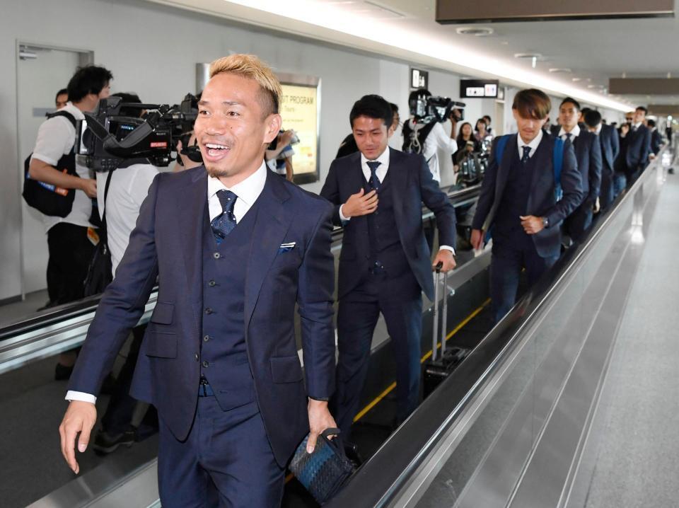 ロシアから帰国したサッカー日本代表の長友（左端）らイレブン＝５日午前、成田空港
