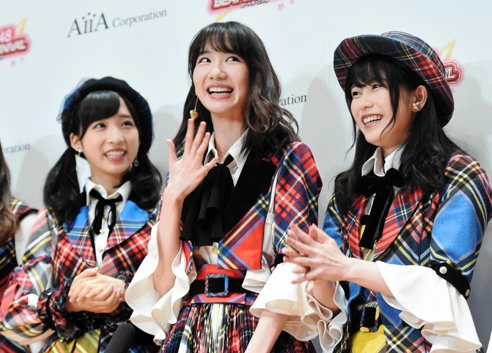 囲み取材で質問に笑顔で答えるＡＫＢ４８の柏木由紀（中央）。右は横山由依、左は小栗有以＝東京・アキバホール（撮影・開出牧）
