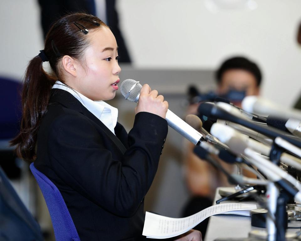 記者会見で質問に答える体操女子の宮川紗江＝東京・弁護士会館（撮影・開出牧）