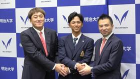 楽天の石井一久ＳＤ（左）と森井誠之球団社長（右）から指名挨拶を受けた明大・宗山塁