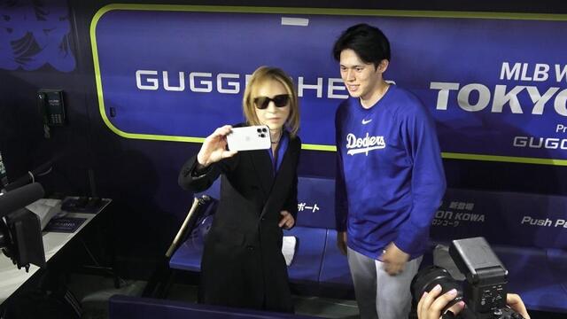 　佐々木朗希（右）と自撮りをするＹＯＳＨＩＫＩ