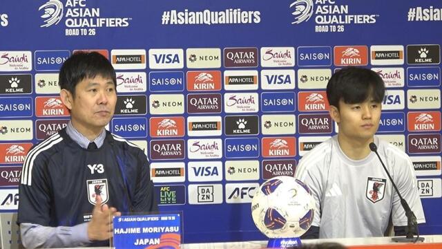 　バーレーン戦後の会見に出席した森保一監督（左）と久保建英