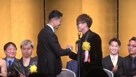 井上尚弥（右）からの対戦要求に応じ、握手をする中谷潤人