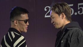 　ステージ上で言葉をかわす萩原京平（左）と朝倉未来