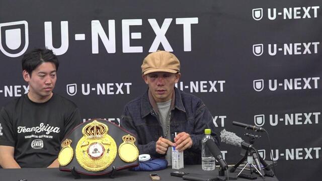 会見中に顔に痛みがあることを明かす堤聖也。左は石原トレーナー