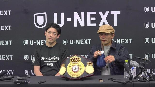 もしも自分で次の対戦相手を選べるとしたら、井岡一翔と対戦したいと話す堤聖也（右）。左は石原トレーナー