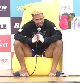 会見で悔しさをにじませるベイノア