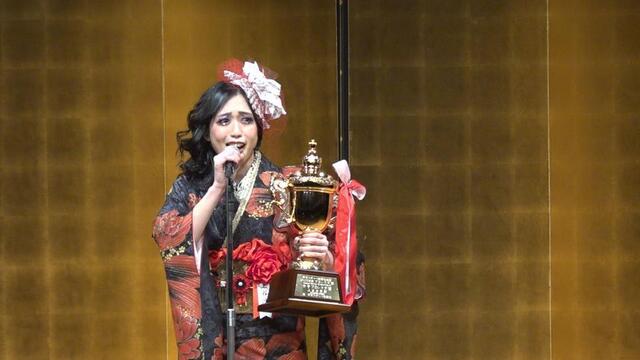 　壇上からＯＺＡＷＡに文句を言う上谷沙弥