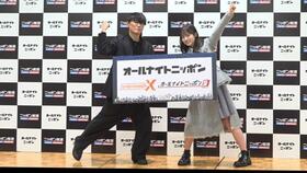 撮影で派手なポーズをとるサカナクションの山口一郎（左）と日向坂４６の正源司陽子