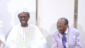 笑顔を見せるオスマン・サンコン（左）とアントン・ウィッキーさん