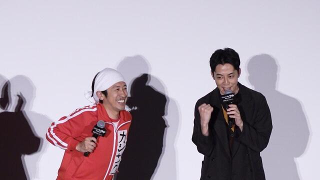 舞台挨拶を盛り上げるキングコングのカジサック（梶原雄太＝左）と、西野亮廣