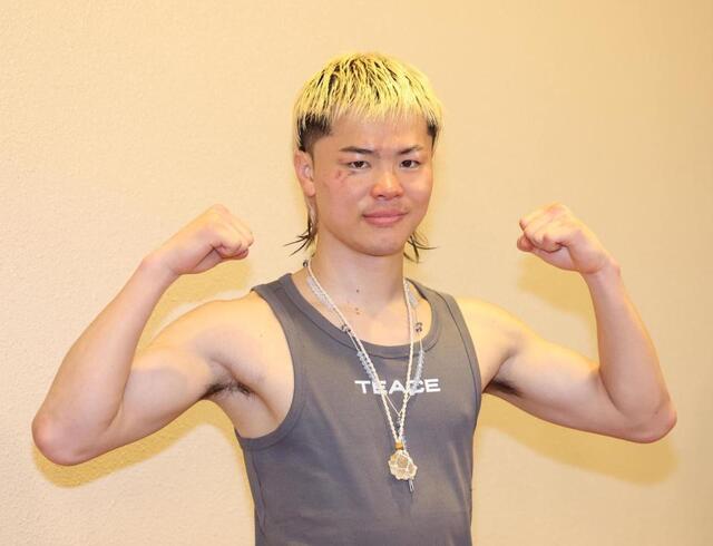 ポーズを決める那須川天心（撮影・佐々木彰尚）