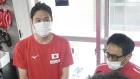井岡一翔を視察した井上拓真陣営の鈴木康弘トレーナー（左）と北野良トレーナー