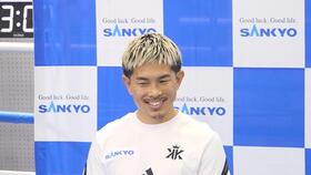 苦笑いをしながら質問に応じる井岡一翔