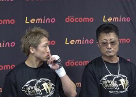 井上真吾トレーナー（右）を言い過ぎだと、ジョークでたしなめる井上尚弥