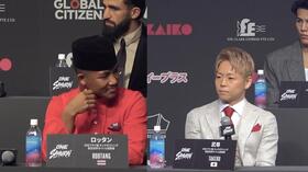 会見で質問するロッタン（左）とそれに困惑する武尊