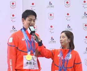 木原龍一（左）に対してわざとマイクを近くに構える三浦璃来