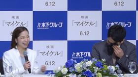 会見冒頭から涙がこらえられない木原龍一（右）に声をかける三浦璃来