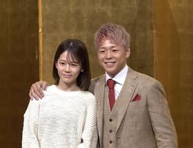 引退会見で妻の川口葵（左）との２ショット撮影に応じる武尊