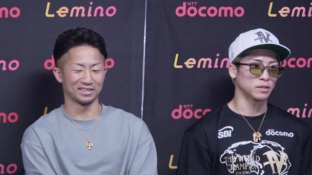 井上尚弥（右）の試合評に苦笑する弟の拓真