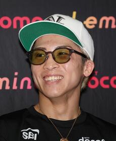 笑顔を見せる井上尚弥（撮影・石井剣太郎）