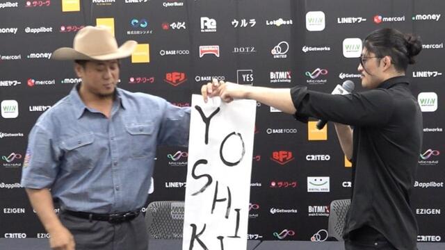 改名案をつきつけるＯＺＡＷＡ（右）とＹｏｓｈｉｋｉ　Ｉｎａｍｕｒａ