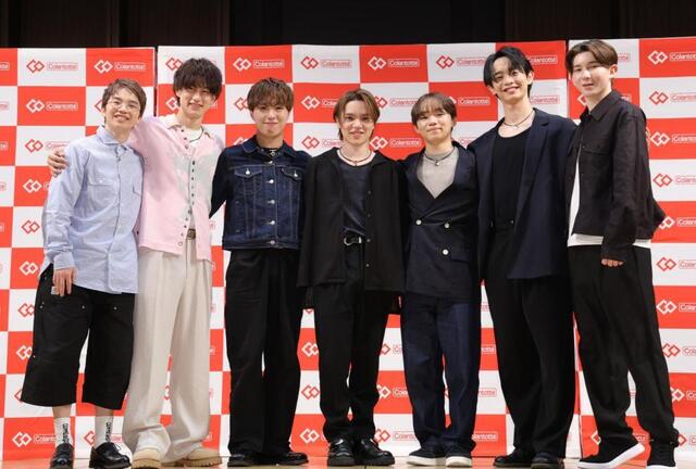 肩を組む（左から）友野一希、山本草太、三浦佳生、宇野昌磨さん、鍵山優真、島田高志郎、中田璃士（撮影・西岡正） 