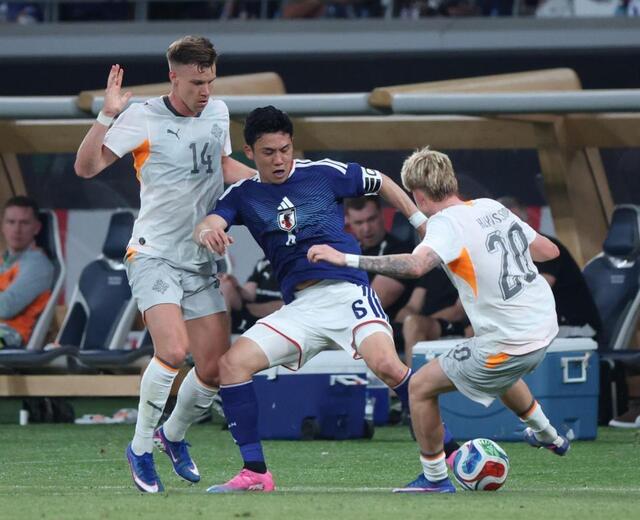 前半、競り合う遠藤航（撮影・金田祐二）